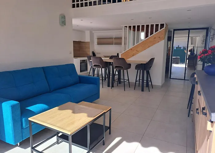 Maisonnette Au Milieu Des Pins