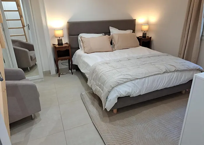 Maisonnette Au Milieu Des Pins