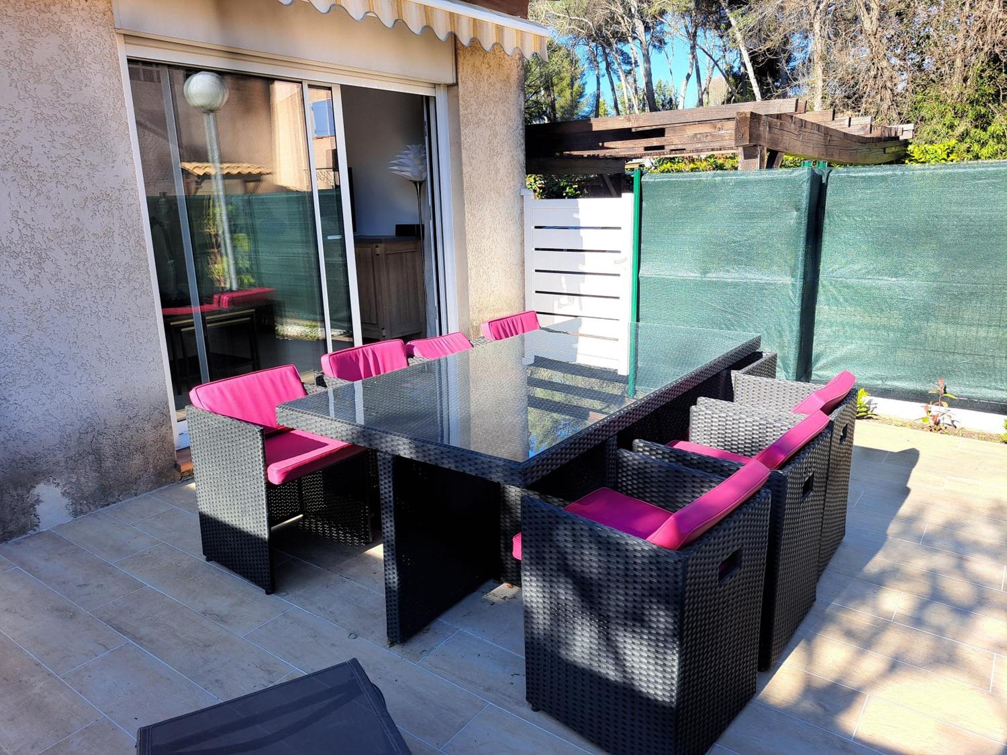 Maisonnette Au Milieu Des Pins *